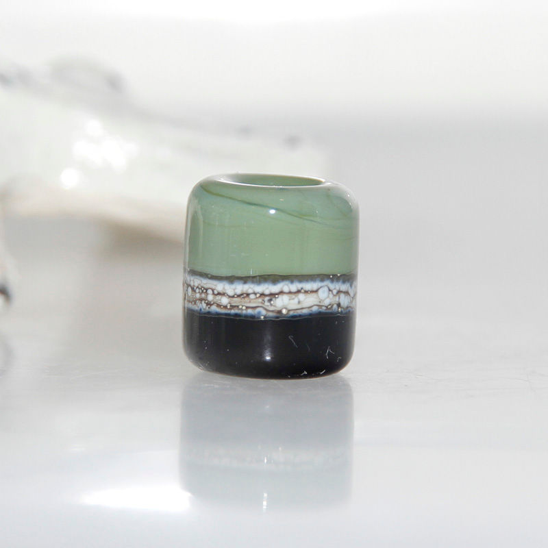 Thumbnail: green dread bead
