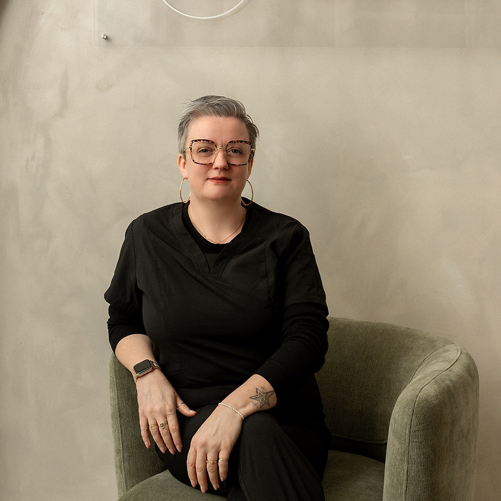 Femme assise dans un fauteuil devant un mur avec un signe Neolea.