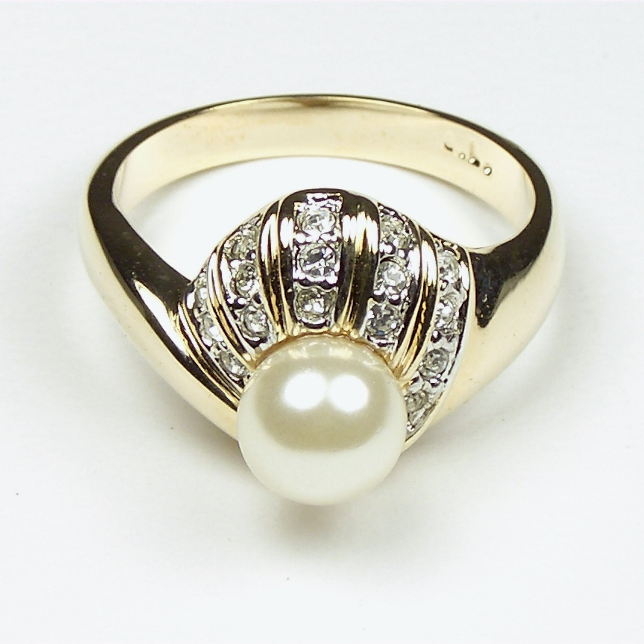 Gold Single Pearl Ring