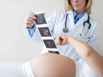Těhotná žena a prenatální test