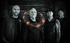 Black Lodge Records da la bienvenida a SARAYASIGN a la familia. Su nuevo álbum, Shadows Of The Dying Light, llegará a finales de 2025