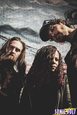 La banda de punk rock de Dallas, Sonic Volt, lanza "Breaking Out"