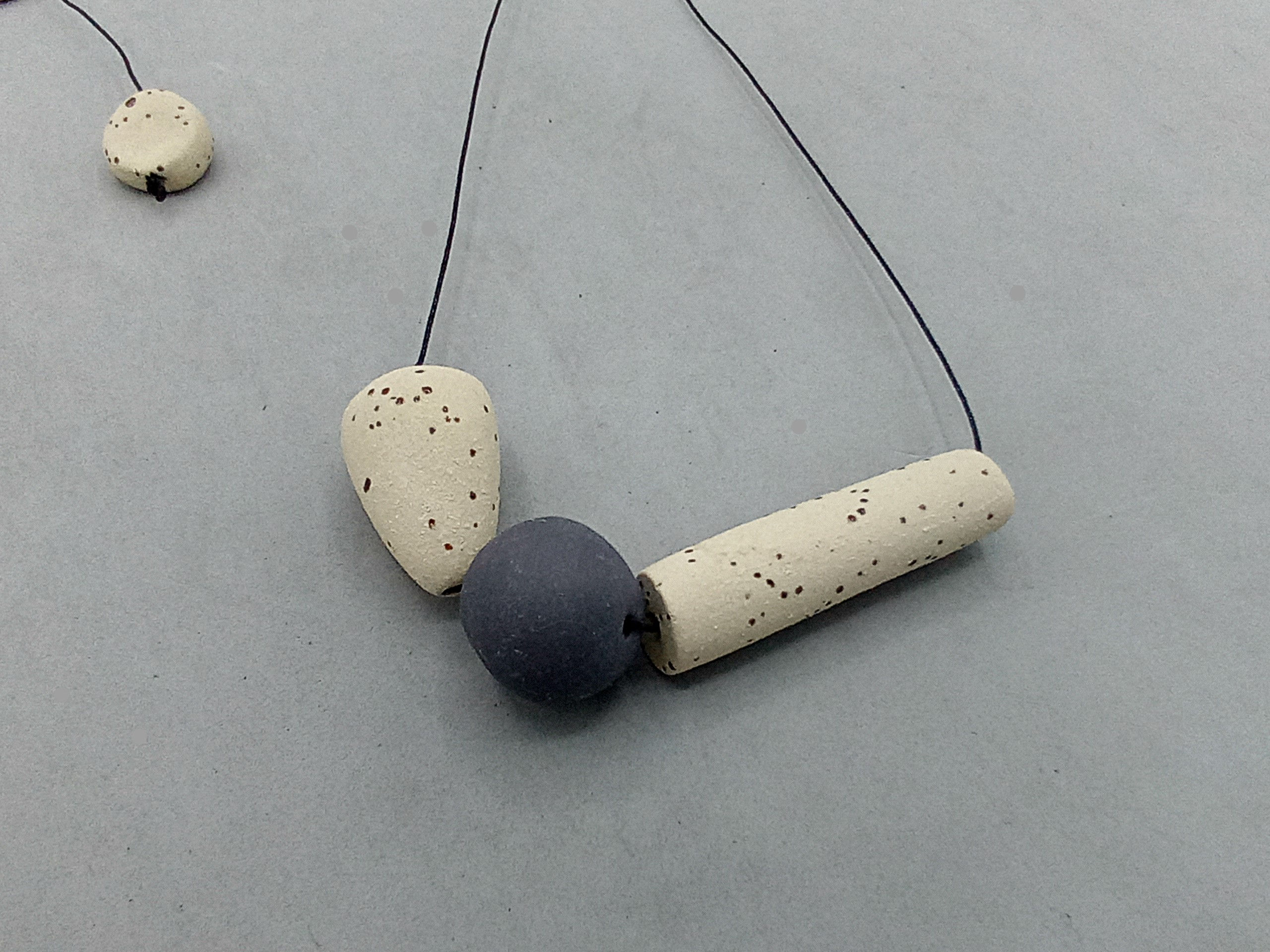 Collar de cordón ajustable, Collar largo de cerámica, Collar negro de porcelana