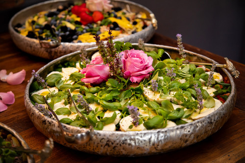 Luxury Brunch
Jeden Sonntag von 11:00 - 16:00 Uhr
Verbringen Sie einen entspannten Tag im N°3 Salon bei unserem Brunch, Sonntags von 11.00 bis 16.00 Uhr.
Wir verwöhnen Sie mit mehr als 70 verschiedenen Speisen.
11.00: Fulminantes Frühstücksbuffet mit zahlreichen Antipasti Gerichten.
Anschließend Vorspeisen und warme Hauptspeisen aus aller Welt.
BBQ - Internationale Spezialitäten vom Grill
(in der kalten Jahreszeit kein BBQ)
Schon ab 11.00 steht für alle Naschkatzen ein pompöses Dessertbuffet bereit.
Gerne können Sie zwischendurch einen Spaziergang unternehmen, denn mit Ihrem Eintrittsband können Sie immer wiederkommen und weiterschlemmen.
Inkludierte Getränke:
Lavazza Kaffee, Teevariationen, Limetten Minze Wasser, Orangensaft, Mango Lassi
und ein Glas Salon Sprudel 0,1l