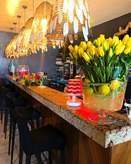 Luxury Brunch
Jeden Sonntag von 11:00 - 16:00 Uhr
Verbringen Sie einen entspannten Tag im N°3 Salon bei unserem Brunch, Sonntags von 11.00 bis 16.00 Uhr.
Wir verwöhnen Sie mit mehr als 70 verschiedenen Speisen.
11.00: Fulminantes Frühstücksbuffet mit zahlreichen Antipasti Gerichten.
Anschließend Vorspeisen und warme Hauptspeisen aus aller Welt.
BBQ - Internationale Spezialitäten vom Grill
(in der kalten Jahreszeit kein BBQ)
Schon ab 11.00 steht für alle Naschkatzen ein pompöses Dessertbuffet bereit.
Gerne können Sie zwischendurch einen Spaziergang unternehmen, denn mit Ihrem Eintrittsband können Sie immer wiederkommen und weiterschlemmen.
Inkludierte Getränke:
Lavazza Kaffee, Teevariationen, Limetten Minze Wasser, Orangensaft, Mango Lassi
und ein Glas Salon Sprudel 0,1l