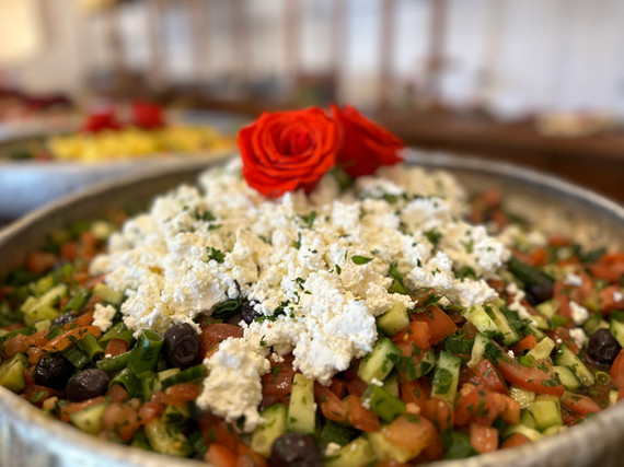Wir machen Ihr Fest zu einem unvergesslichen Erlebnis!
SOHO Catering seit über 15 Jahren Erfahrung!
Kulinarische Köstlichkeiten aus aller Welt von unserem Soho Catering werden von Reni, die in aller Herren Länder (Indonesien, Türkei, Frankreich, Italien, USA..) aufgewachsen ist, zusammen mit ihrem Küchenteam geplant, liebevoll gekocht und angerichtet.
Gerne organisieren wir für Sie die gesamte Veranstaltung inklusive Catering und Blumendekoration.