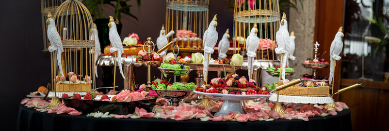 Luxury Brunch
Jeden Sonntag von 11:00 - 16:00 Uhr
Verbringen Sie einen entspannten Tag im N°3 Salon bei unserem Brunch, Sonntags von 11.00 bis 16.00 Uhr.
Wir verwöhnen Sie mit mehr als 70 verschiedenen Speisen.
11.00: Fulminantes Frühstücksbuffet mit zahlreichen Antipasti Gerichten.
Anschließend Vorspeisen und warme Hauptspeisen aus aller Welt.
BBQ - Internationale Spezialitäten vom Grill
(in der kalten Jahreszeit kein BBQ)
Schon ab 11.00 steht für alle Naschkatzen ein pompöses Dessertbuffet bereit.
Gerne können Sie zwischendurch einen Spaziergang unternehmen, denn mit Ihrem Eintrittsband können Sie immer wiederkommen und weiterschlemmen.
Inkludierte Getränke:
Lavazza Kaffee, Teevariationen, Limetten Minze Wasser, Orangensaft, Mango Lassi
und ein Glas Salon Sprudel 0,1l