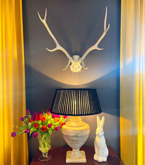 Luxury Brunch
Jeden Sonntag von 11:00 - 16:00 Uhr
Verbringen Sie einen entspannten Tag im N°3 Salon bei unserem Brunch, Sonntags von 11.00 bis 16.00 Uhr.
Wir verwöhnen Sie mit mehr als 70 verschiedenen Speisen.
11.00: Fulminantes Frühstücksbuffet mit zahlreichen Antipasti Gerichten.
Anschließend Vorspeisen und warme Hauptspeisen aus aller Welt.
BBQ - Internationale Spezialitäten vom Grill
(in der kalten Jahreszeit kein BBQ)
Schon ab 11.00 steht für alle Naschkatzen ein pompöses Dessertbuffet bereit.
Gerne können Sie zwischendurch einen Spaziergang unternehmen, denn mit Ihrem Eintrittsband können Sie immer wiederkommen und weiterschlemmen.
Inkludierte Getränke:
Lavazza Kaffee, Teevariationen, Limetten Minze Wasser, Orangensaft, Mango Lassi
und ein Glas Salon Sprudel 0,1l
