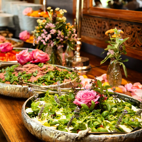 Luxury Brunch
Jeden Sonntag von 11:00 - 16:00 Uhr
Verbringen Sie einen entspannten Tag im N°3 Salon bei unserem Brunch, Sonntags von 11.00 bis 16.00 Uhr.
Wir verwöhnen Sie mit mehr als 70 verschiedenen Speisen.
11.00: Fulminantes Frühstücksbuffet mit zahlreichen Antipasti Gerichten.
Anschließend Vorspeisen und warme Hauptspeisen aus aller Welt.
BBQ - Internationale Spezialitäten vom Grill
(in der kalten Jahreszeit kein BBQ)
Schon ab 11.00 steht für alle Naschkatzen ein pompöses Dessertbuffet bereit.
Gerne können Sie zwischendurch einen Spaziergang unternehmen, denn mit Ihrem Eintrittsband können Sie immer wiederkommen und weiterschlemmen.
Inkludierte Getränke:
Lavazza Kaffee, Teevariationen, Limetten Minze Wasser, Orangensaft, Mango Lassi
und ein Glas Salon Sprudel 0,1l