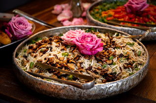 Luxury Brunch
Jeden Sonntag von 11:00 - 16:00 Uhr
Verbringen Sie einen entspannten Tag im N°3 Salon bei unserem Brunch, Sonntags von 11.00 bis 16.00 Uhr.
Wir verwöhnen Sie mit mehr als 70 verschiedenen Speisen.
11.00: Fulminantes Frühstücksbuffet mit zahlreichen Antipasti Gerichten.
Anschließend Vorspeisen und warme Hauptspeisen aus aller Welt.
BBQ - Internationale Spezialitäten vom Grill
(in der kalten Jahreszeit kein BBQ)
Schon ab 11.00 steht für alle Naschkatzen ein pompöses Dessertbuffet bereit.
Gerne können Sie zwischendurch einen Spaziergang unternehmen, denn mit Ihrem Eintrittsband können Sie immer wiederkommen und weiterschlemmen.
Inkludierte Getränke:
Lavazza Kaffee, Teevariationen, Limetten Minze Wasser, Orangensaft, Mango Lassi
und ein Glas Salon Sprudel 0,1l