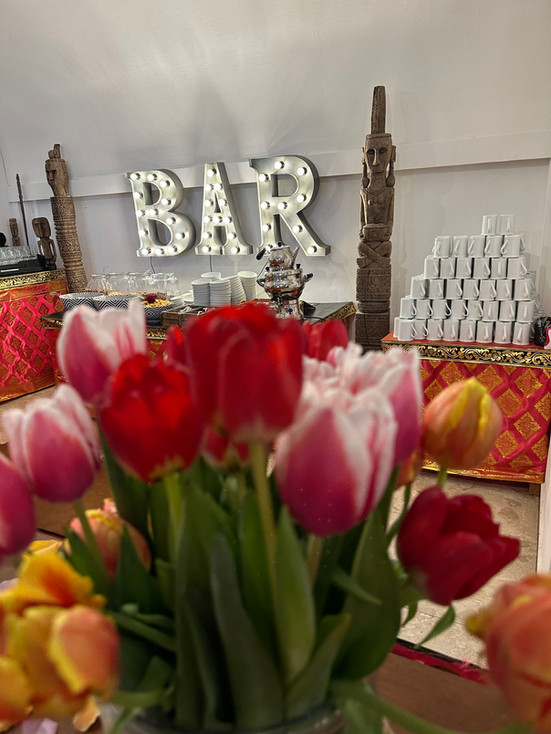 Luxury Brunch
Jeden Sonntag von 11:00 - 16:00 Uhr
Verbringen Sie einen entspannten Tag im N°3 Salon bei unserem Brunch, Sonntags von 11.00 bis 16.00 Uhr.
Wir verwöhnen Sie mit mehr als 70 verschiedenen Speisen.
11.00: Fulminantes Frühstücksbuffet mit zahlreichen Antipasti Gerichten.
Anschließend Vorspeisen und warme Hauptspeisen aus aller Welt.
BBQ - Internationale Spezialitäten vom Grill
(in der kalten Jahreszeit kein BBQ)
Schon ab 11.00 steht für alle Naschkatzen ein pompöses Dessertbuffet bereit.
Gerne können Sie zwischendurch einen Spaziergang unternehmen, denn mit Ihrem Eintrittsband können Sie immer wiederkommen und weiterschlemmen.
Inkludierte Getränke:
Lavazza Kaffee, Teevariationen, Limetten Minze Wasser, Orangensaft, Mango Lassi
und ein Glas Salon Sprudel 0,1l