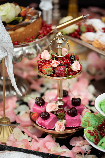 Luxury Brunch
Jeden Sonntag von 11:00 - 16:00 Uhr
Verbringen Sie einen entspannten Tag im N°3 Salon bei unserem Brunch, Sonntags von 11.00 bis 16.00 Uhr.
Wir verwöhnen Sie mit mehr als 70 verschiedenen Speisen.
11.00: Fulminantes Frühstücksbuffet mit zahlreichen Antipasti Gerichten.
Anschließend Vorspeisen und warme Hauptspeisen aus aller Welt.
BBQ - Internationale Spezialitäten vom Grill
(in der kalten Jahreszeit kein BBQ)
Schon ab 11.00 steht für alle Naschkatzen ein pompöses Dessertbuffet bereit.
Gerne können Sie zwischendurch einen Spaziergang unternehmen, denn mit Ihrem Eintrittsband können Sie immer wiederkommen und weiterschlemmen.
Inkludierte Getränke:
Lavazza Kaffee, Teevariationen, Limetten Minze Wasser, Orangensaft, Mango Lassi
und ein Glas Salon Sprudel 0,1l