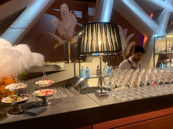 Wir machen Ihr Fest zu einem unvergesslichen Erlebnis!
SOHO Catering seit über 15 Jahren Erfahrung!
Kulinarische Köstlichkeiten aus aller Welt von unserem Soho Catering werden von Reni, die in aller Herren Länder (Indonesien, Türkei, Frankreich, Italien, USA..) aufgewachsen ist, zusammen mit ihrem Küchenteam geplant, liebevoll gekocht und angerichtet.
Gerne organisieren wir für Sie die gesamte Veranstaltung inklusive Catering und Blumendekoration.