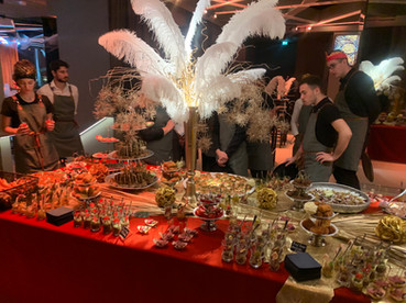 Wir machen Ihr Fest zu einem unvergesslichen Erlebnis!
SOHO Catering seit über 15 Jahren Erfahrung!
Kulinarische Köstlichkeiten aus aller Welt von unserem Soho Catering werden von Reni, die in aller Herren Länder (Indonesien, Türkei, Frankreich, Italien, USA..) aufgewachsen ist, zusammen mit ihrem Küchenteam geplant, liebevoll gekocht und angerichtet.
Gerne organisieren wir für Sie die gesamte Veranstaltung inklusive Catering und Blumendekoration.