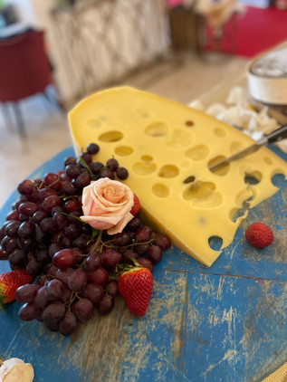 Luxury Brunch
Jeden Sonntag von 11:00 - 16:00 Uhr
Verbringen Sie einen entspannten Tag im N°3 Salon bei unserem Brunch, Sonntags von 11.00 bis 16.00 Uhr.
Wir verwöhnen Sie mit mehr als 70 verschiedenen Speisen.
11.00: Fulminantes Frühstücksbuffet mit zahlreichen Antipasti Gerichten.
Anschließend Vorspeisen und warme Hauptspeisen aus aller Welt.
BBQ - Internationale Spezialitäten vom Grill
(in der kalten Jahreszeit kein BBQ)
Schon ab 11.00 steht für alle Naschkatzen ein pompöses Dessertbuffet bereit.
Gerne können Sie zwischendurch einen Spaziergang unternehmen, denn mit Ihrem Eintrittsband können Sie immer wiederkommen und weiterschlemmen.
Inkludierte Getränke:
Lavazza Kaffee, Teevariationen, Limetten Minze Wasser, Orangensaft, Mango Lassi
und ein Glas Salon Sprudel 0,1l