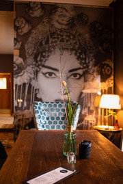 Luxury Brunch
Jeden Sonntag von 11:00 - 16:00 Uhr
Verbringen Sie einen entspannten Tag im N°3 Salon bei unserem Brunch, Sonntags von 11.00 bis 16.00 Uhr.
Wir verwöhnen Sie mit mehr als 70 verschiedenen Speisen.
11.00: Fulminantes Frühstücksbuffet mit zahlreichen Antipasti Gerichten.
Anschließend Vorspeisen und warme Hauptspeisen aus aller Welt.
BBQ - Internationale Spezialitäten vom Grill
(in der kalten Jahreszeit kein BBQ)
Schon ab 11.00 steht für alle Naschkatzen ein pompöses Dessertbuffet bereit.
Gerne können Sie zwischendurch einen Spaziergang unternehmen, denn mit Ihrem Eintrittsband können Sie immer wiederkommen und weiterschlemmen.
Inkludierte Getränke:
Lavazza Kaffee, Teevariationen, Limetten Minze Wasser, Orangensaft, Mango Lassi
und ein Glas Salon Sprudel 0,1l