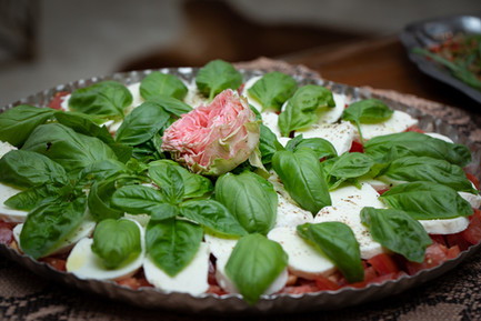 Luxury Brunch
Jeden Sonntag von 11:00 - 16:00 Uhr
Verbringen Sie einen entspannten Tag im N°3 Salon bei unserem Brunch, Sonntags von 11.00 bis 16.00 Uhr.
Wir verwöhnen Sie mit mehr als 70 verschiedenen Speisen.
11.00: Fulminantes Frühstücksbuffet mit zahlreichen Antipasti Gerichten.
Anschließend Vorspeisen und warme Hauptspeisen aus aller Welt.
BBQ - Internationale Spezialitäten vom Grill
(in der kalten Jahreszeit kein BBQ)
Schon ab 11.00 steht für alle Naschkatzen ein pompöses Dessertbuffet bereit.
Gerne können Sie zwischendurch einen Spaziergang unternehmen, denn mit Ihrem Eintrittsband können Sie immer wiederkommen und weiterschlemmen.
Inkludierte Getränke:
Lavazza Kaffee, Teevariationen, Limetten Minze Wasser, Orangensaft, Mango Lassi
und ein Glas Salon Sprudel 0,1l