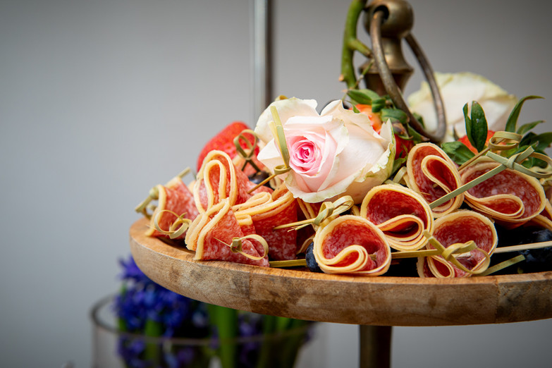 Luxury Brunch
Jeden Sonntag von 11:00 - 16:00 Uhr
Verbringen Sie einen entspannten Tag im N°3 Salon bei unserem Brunch, Sonntags von 11.00 bis 16.00 Uhr.
Wir verwöhnen Sie mit mehr als 70 verschiedenen Speisen.
11.00: Fulminantes Frühstücksbuffet mit zahlreichen Antipasti Gerichten.
Anschließend Vorspeisen und warme Hauptspeisen aus aller Welt.
BBQ - Internationale Spezialitäten vom Grill
(in der kalten Jahreszeit kein BBQ)
Schon ab 11.00 steht für alle Naschkatzen ein pompöses Dessertbuffet bereit.
Gerne können Sie zwischendurch einen Spaziergang unternehmen, denn mit Ihrem Eintrittsband können Sie immer wiederkommen und weiterschlemmen.
Inkludierte Getränke:
Lavazza Kaffee, Teevariationen, Limetten Minze Wasser, Orangensaft, Mango Lassi
und ein Glas Salon Sprudel 0,1l
