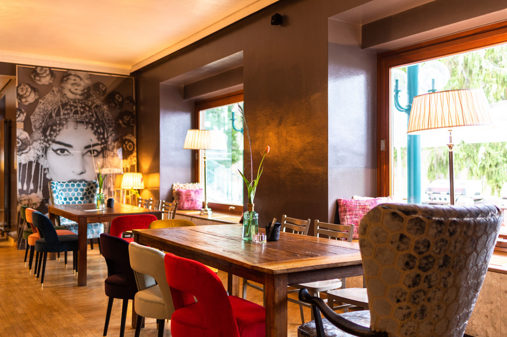 Luxury Brunch
Jeden Sonntag von 11:00 - 16:00 Uhr
Verbringen Sie einen entspannten Tag im N°3 Salon bei unserem Brunch, Sonntags von 11.00 bis 16.00 Uhr.
Wir verwöhnen Sie mit mehr als 70 verschiedenen Speisen.
11.00: Fulminantes Frühstücksbuffet mit zahlreichen Antipasti Gerichten.
Anschließend Vorspeisen und warme Hauptspeisen aus aller Welt.
BBQ - Internationale Spezialitäten vom Grill
(in der kalten Jahreszeit kein BBQ)
Schon ab 11.00 steht für alle Naschkatzen ein pompöses Dessertbuffet bereit.
Gerne können Sie zwischendurch einen Spaziergang unternehmen, denn mit Ihrem Eintrittsband können Sie immer wiederkommen und weiterschlemmen.
Inkludierte Getränke:
Lavazza Kaffee, Teevariationen, Limetten Minze Wasser, Orangensaft, Mango Lassi
und ein Glas Salon Sprudel 0,1l