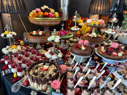 Wir machen Ihr Fest zu einem unvergesslichen Erlebnis!
SOHO Catering seit über 15 Jahren Erfahrung!
Kulinarische Köstlichkeiten aus aller Welt von unserem Soho Catering werden von Reni, die in aller Herren Länder (Indonesien, Türkei, Frankreich, Italien, USA..) aufgewachsen ist, zusammen mit ihrem Küchenteam geplant, liebevoll gekocht und angerichtet.
Gerne organisieren wir für Sie die gesamte Veranstaltung inklusive Catering und Blumendekoration.