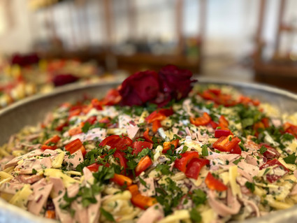 Wir machen Ihr Fest zu einem unvergesslichen Erlebnis!
SOHO Catering seit über 15 Jahren Erfahrung!
Kulinarische Köstlichkeiten aus aller Welt von unserem Soho Catering werden von Reni, die in aller Herren Länder (Indonesien, Türkei, Frankreich, Italien, USA..) aufgewachsen ist, zusammen mit ihrem Küchenteam geplant, liebevoll gekocht und angerichtet.
Gerne organisieren wir für Sie die gesamte Veranstaltung inklusive Catering und Blumendekoration.