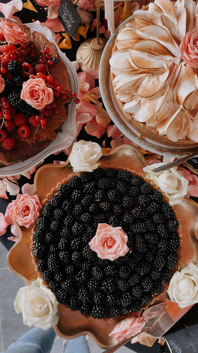 Luxury Brunch
Jeden Sonntag von 11:00 - 16:00 Uhr
Verbringen Sie einen entspannten Tag im N°3 Salon bei unserem Brunch, Sonntags von 11.00 bis 16.00 Uhr.
Wir verwöhnen Sie mit mehr als 70 verschiedenen Speisen.
11.00: Fulminantes Frühstücksbuffet mit zahlreichen Antipasti Gerichten.
Anschließend Vorspeisen und warme Hauptspeisen aus aller Welt.
BBQ - Internationale Spezialitäten vom Grill
(in der kalten Jahreszeit kein BBQ)
Schon ab 11.00 steht für alle Naschkatzen ein pompöses Dessertbuffet bereit.
Gerne können Sie zwischendurch einen Spaziergang unternehmen, denn mit Ihrem Eintrittsband können Sie immer wiederkommen und weiterschlemmen.
Inkludierte Getränke:
Lavazza Kaffee, Teevariationen, Limetten Minze Wasser, Orangensaft, Mango Lassi
und ein Glas Salon Sprudel 0,1l