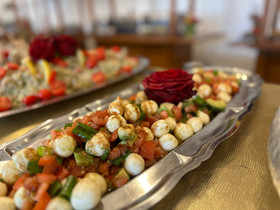 Wir machen Ihr Fest zu einem unvergesslichen Erlebnis!
SOHO Catering seit über 15 Jahren Erfahrung!
Kulinarische Köstlichkeiten aus aller Welt von unserem Soho Catering werden von Reni, die in aller Herren Länder (Indonesien, Türkei, Frankreich, Italien, USA..) aufgewachsen ist, zusammen mit ihrem Küchenteam geplant, liebevoll gekocht und angerichtet.
Gerne organisieren wir für Sie die gesamte Veranstaltung inklusive Catering und Blumendekoration.