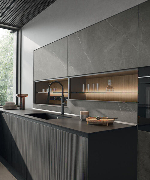 Cucina Villa su misura con ante in vetro e alluminio riciclabile