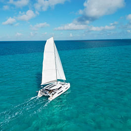 Le Catamaran Enjoy est un voilier spacieux et polyvalent, idéal pour des croisières en famille ou entre amis à +12 personnes.