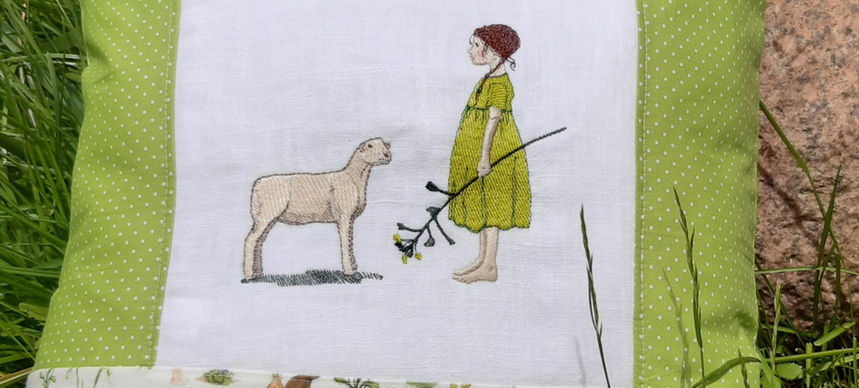 Kissen mit Stickmotiv Elfe mit Lamm in Grün
