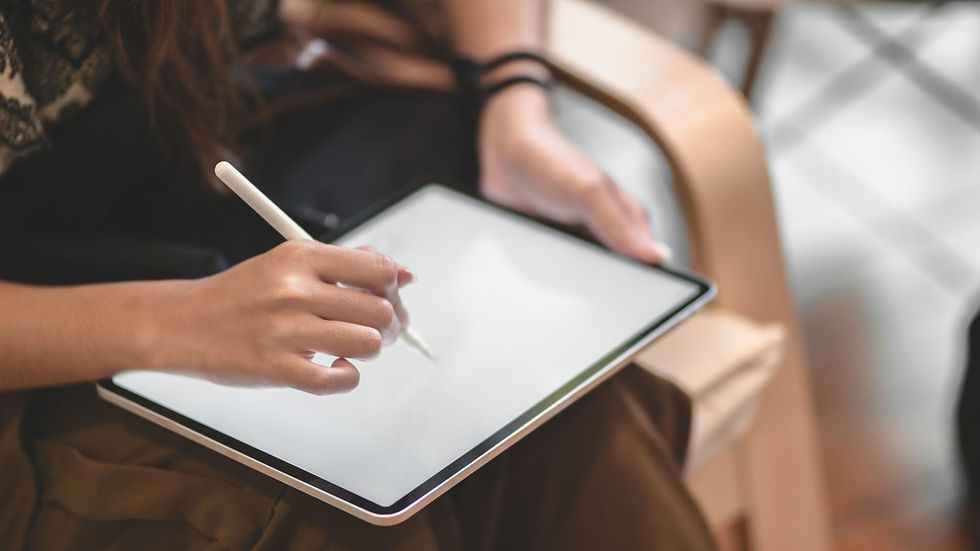 ipadでデザインをする女性