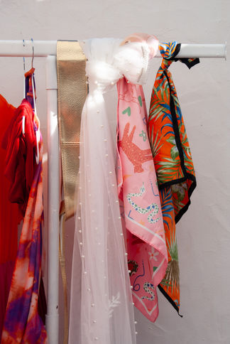 Friends photoshoot Tarifa - Overview of the bright and inviting dressing room, showcasing an organized display of clothing, shoes, and accessories for client photoshoots.