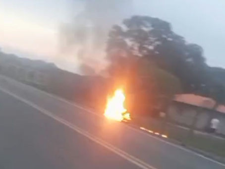 Acidente entre moto e caminhão causa ferimentos graves a mulher em Palmeira