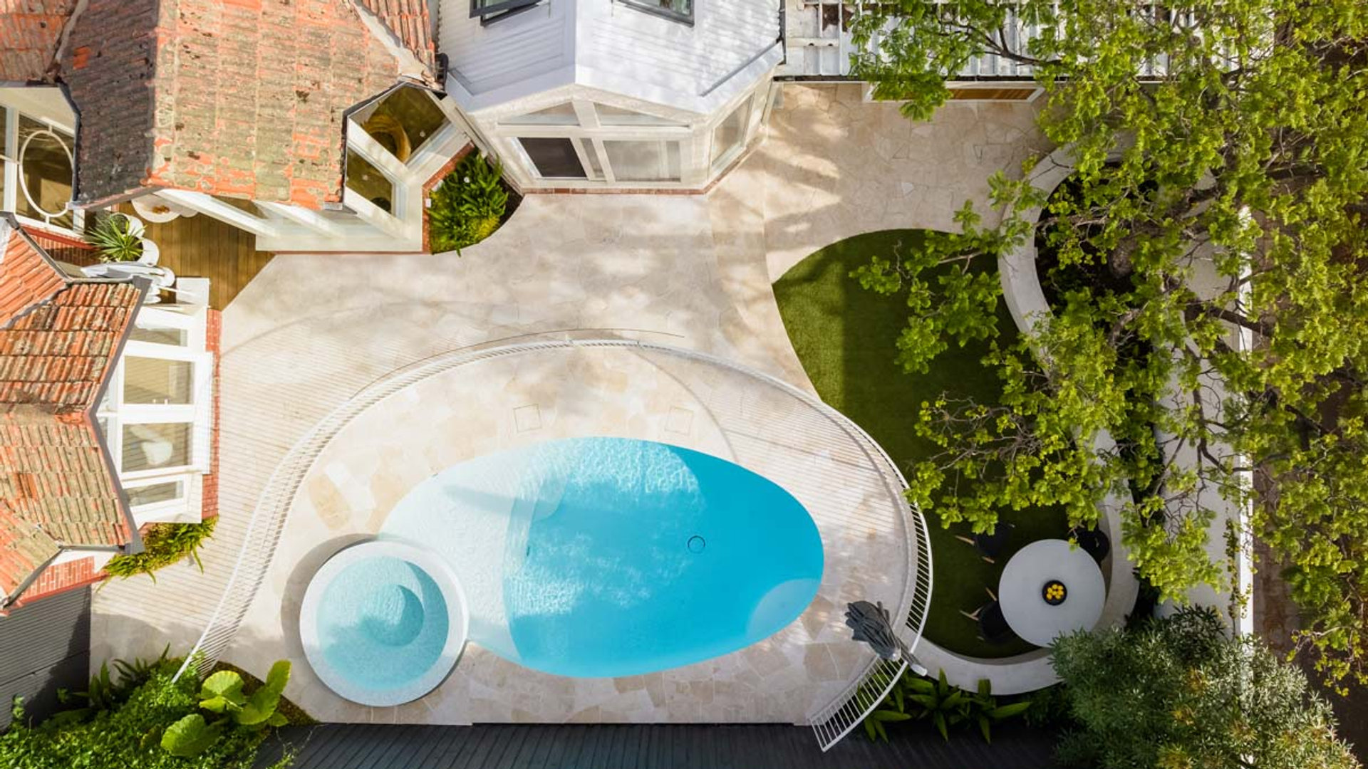 Sanctuary Lakes II pool detail