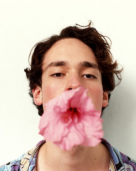 Uomo con fiore in bocca
