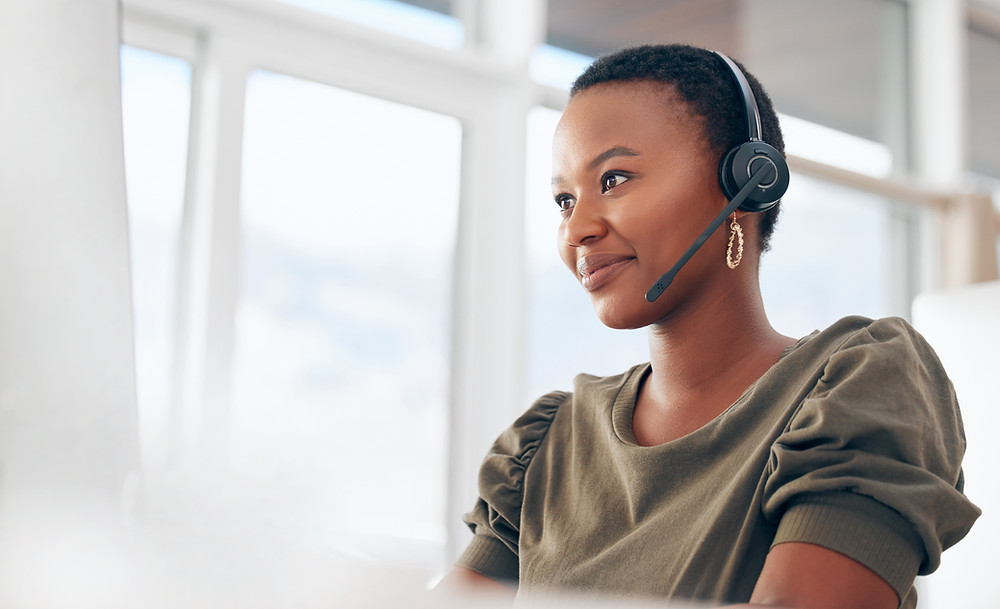 Female insurance team member calls customers proactively.