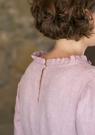 Detail Kleid SOPHIE vom Rückenschlitz und den Rüschen.