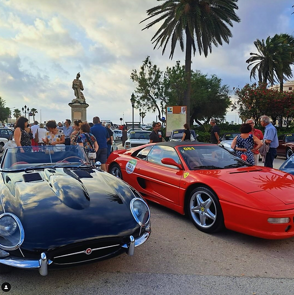 Auto d’epoca: Partecipano vetture classiche che hanno fatto la storia delle competizioni automobilistiche, rispettando il contesto storico della corsa.