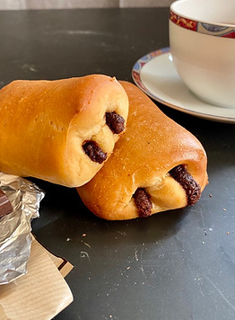 Pains aux chocolats et café