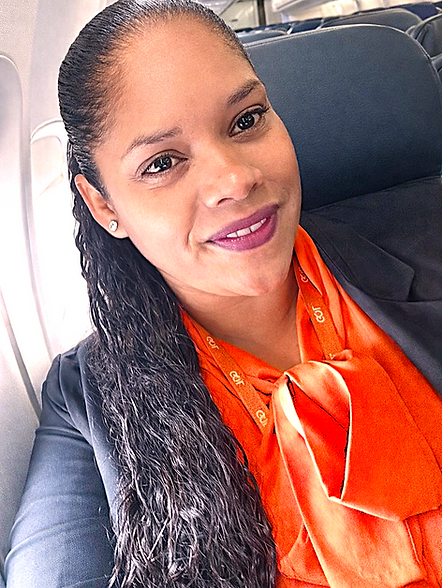 KARINA DENTRO DO AVIÃO OK_edited.png