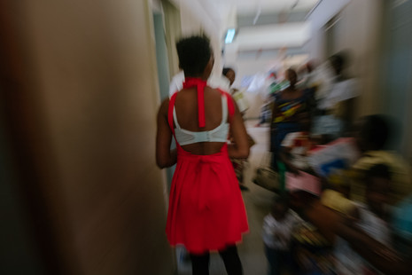 A sex worker walks into the waiting area of the MSF-run ‘one-stop’ clinic at Mwanza district hospital
-
‘One-stop’ clinics
In Mwanza, Dedza, Zalewa, MSF has a ‘one-stop’ clinic within a Ministry of Health facility with a trained MSF clinician, while in Nsanje, MSF and Ministry of Health staff work together to provide regular ‘one-stop’ clinics on specific days at different sites, either in a rented room in the community, close to where sex workers live and work, or in healthy ministry facilities (hospitals, clinics).
The ‘one stop’ clinics allow for discrete care and take full advantage of the single visit to offer a comprehensive package of health services during one consultation, including HIV testing, counselling and initiation, ART refills and viral load monitoring, TB screening and referral, STI testing and treatment, family planning, cervical cancer screening and referrals, and care for victims of sexual or gender-based violence. In Nsanje, separate clinics for adults and adolescents are run during the week which enables a tailored approach according to age and need.
All MSF staff, both clinical and non-clinical are trained to understand the vulnerabilities and needs of sex workers and how best to connect and build trust ensuring confidentiality by providing sex worker ‘friendly’ services on a regular basis.