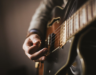 jouer une guitare