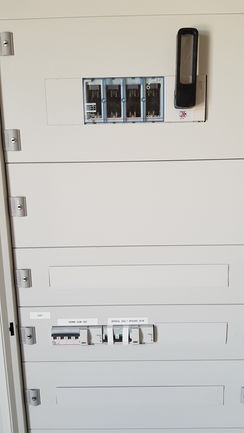 Installation d'une nouvelle armoire de distribution dans une usine à Bazas en Gironde