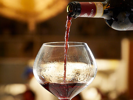 Taca de vinho tinto sendo servida