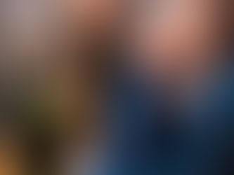 神田でコンパニオン派遣。30代女性スタッフが貸切会場でお客様と歓談する接客イメージ。