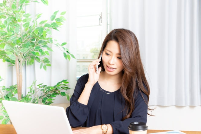 お問い合わせに対応する女性スタッフのイメージ写真