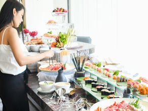 宴会でお客様に料理を取り分けるコンパニオンの写真