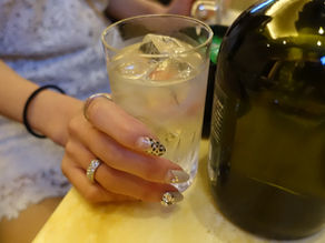 宴会の席でお酒を作るコンパニオンの写真