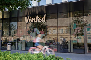 Fachada de la sede de Vinted con el letrero de la plataforma de compraventa.