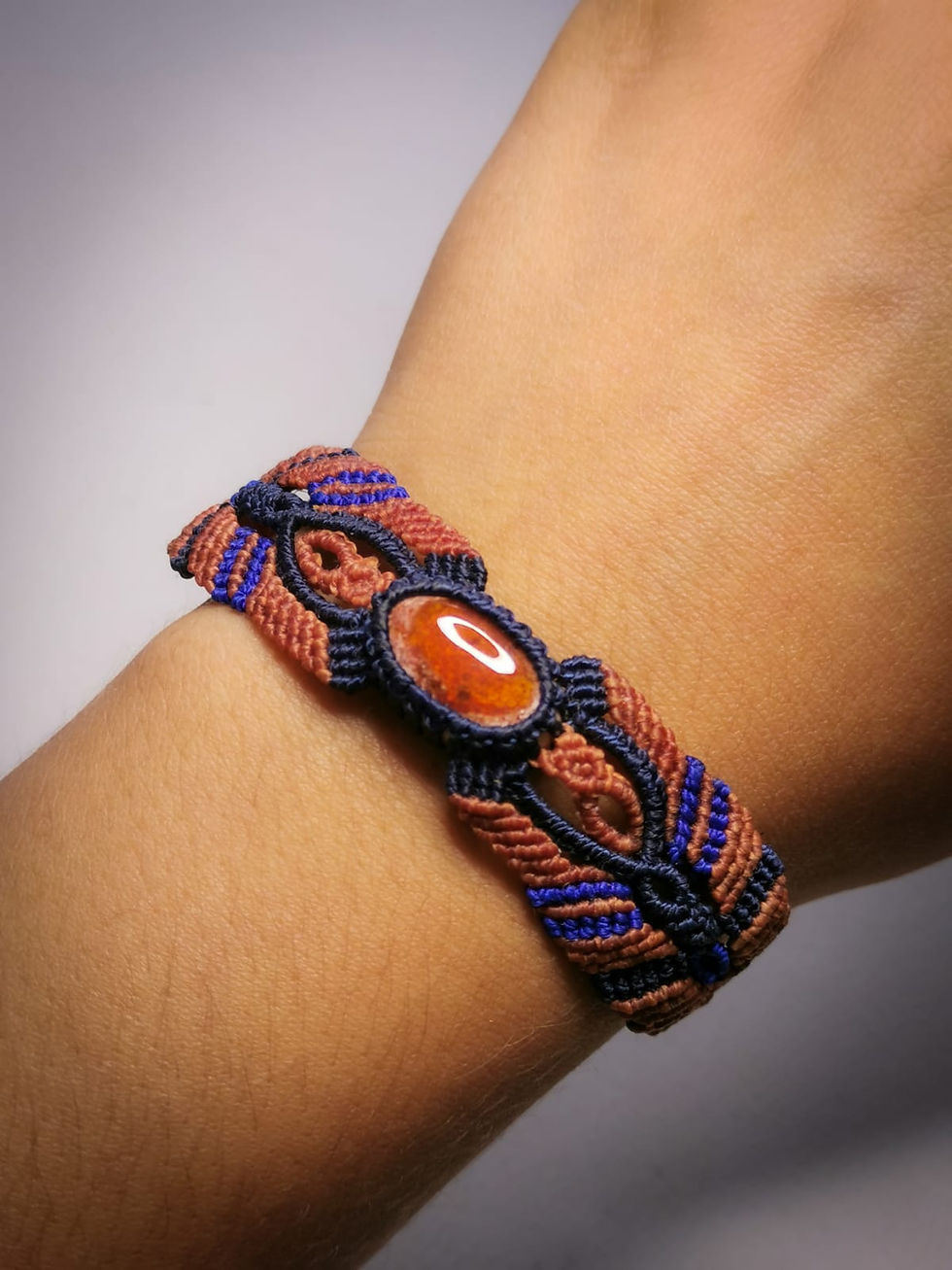 Brazalete naranja con azul y ópalo rojo